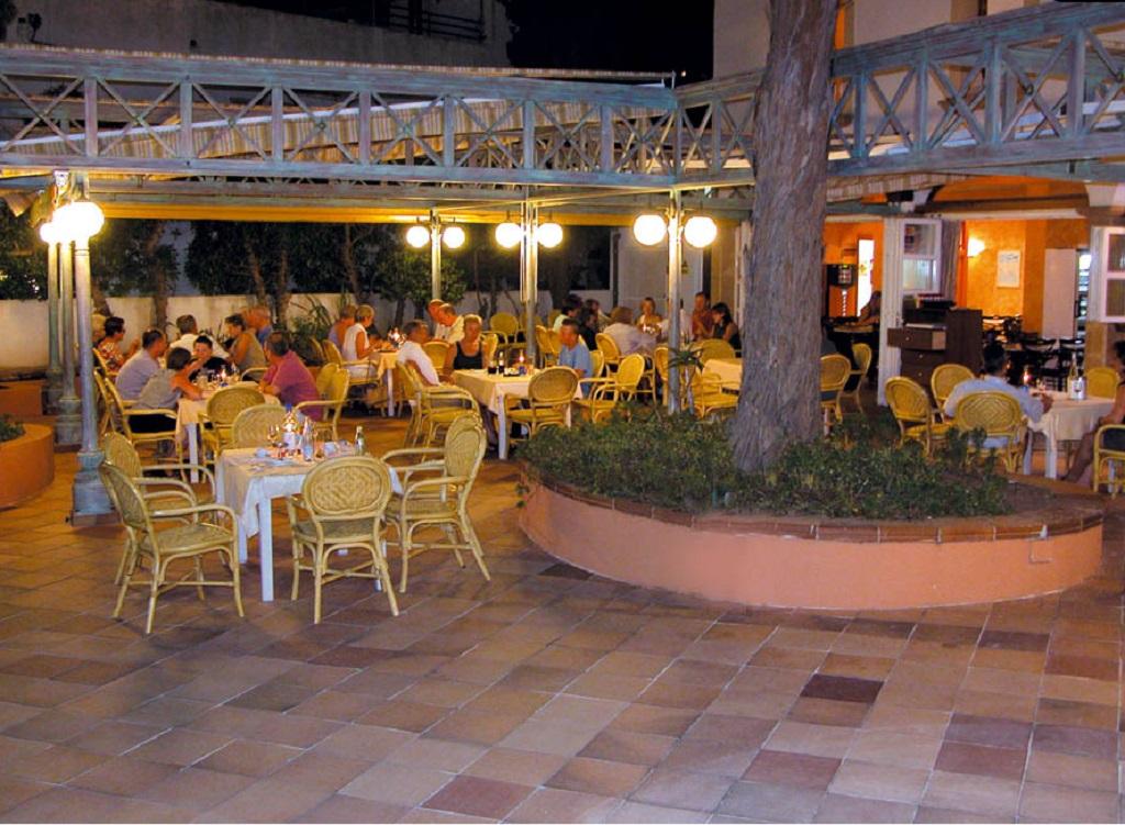 Hotel Beachclub Font De Sa Cala Buitenkant foto