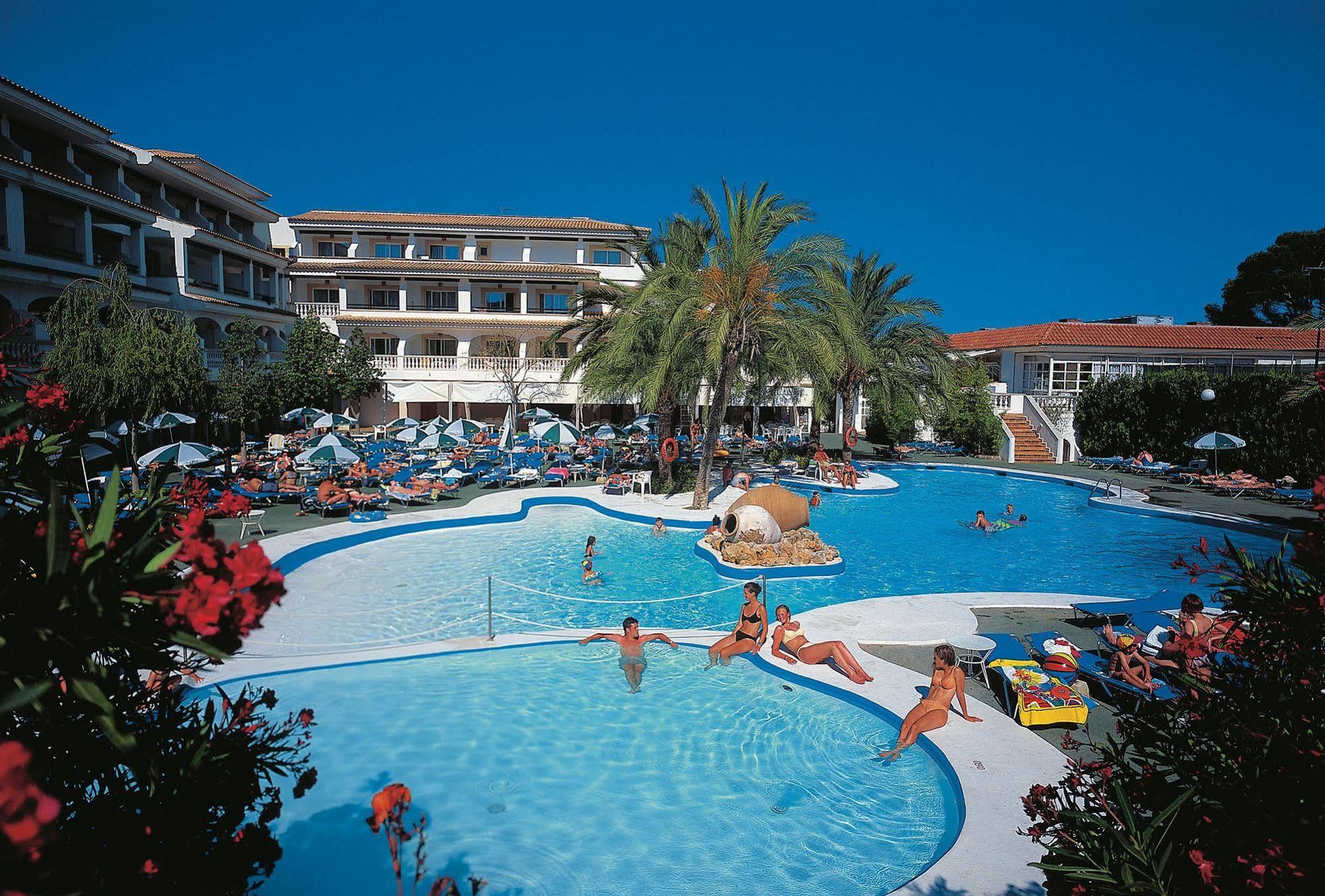 Hotel Beachclub Font De Sa Cala Buitenkant foto